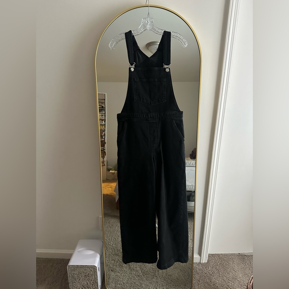 Levi’s overalls in the color black